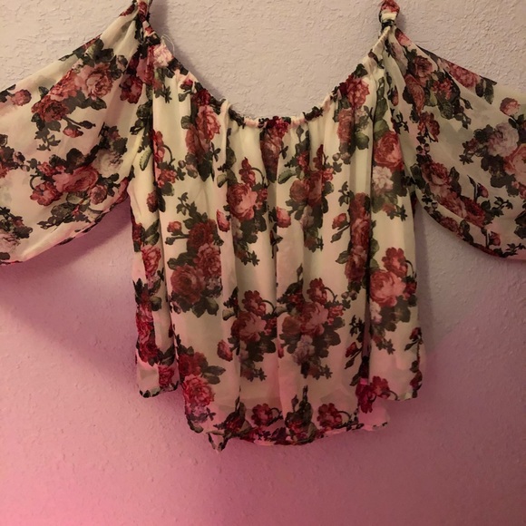 Flirty flower blouse - Picture 2 of 3
